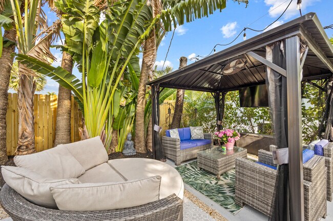 Building Photo - 3201 Poinsettia Ave