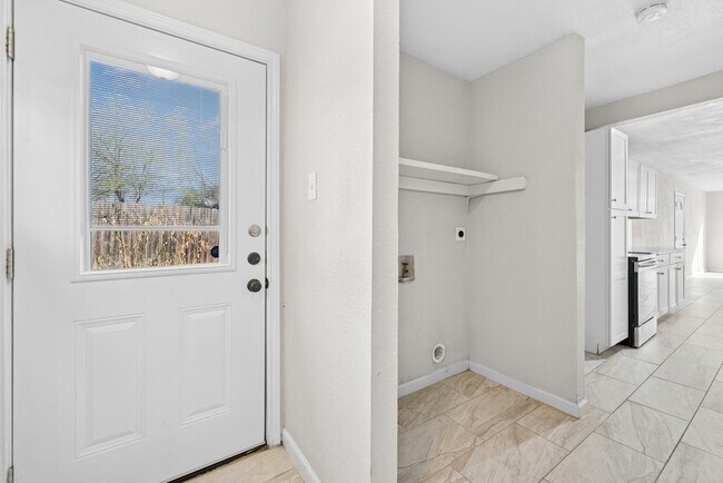 Building Photo - 915 Stonegate Dr