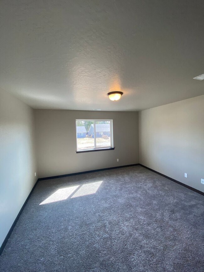 Building Photo - New home on 8th Avenue in Spirit Lake