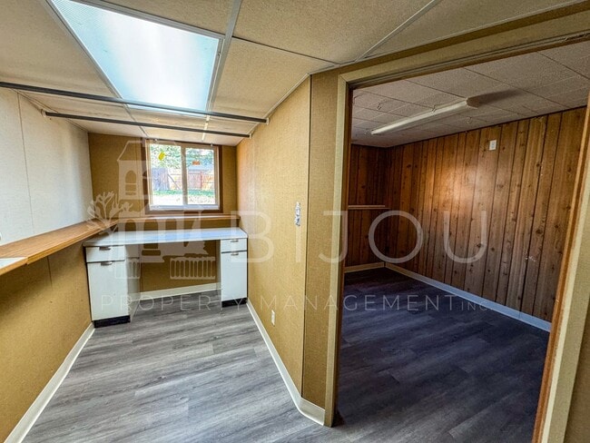 Building Photo - Large Main Level Living