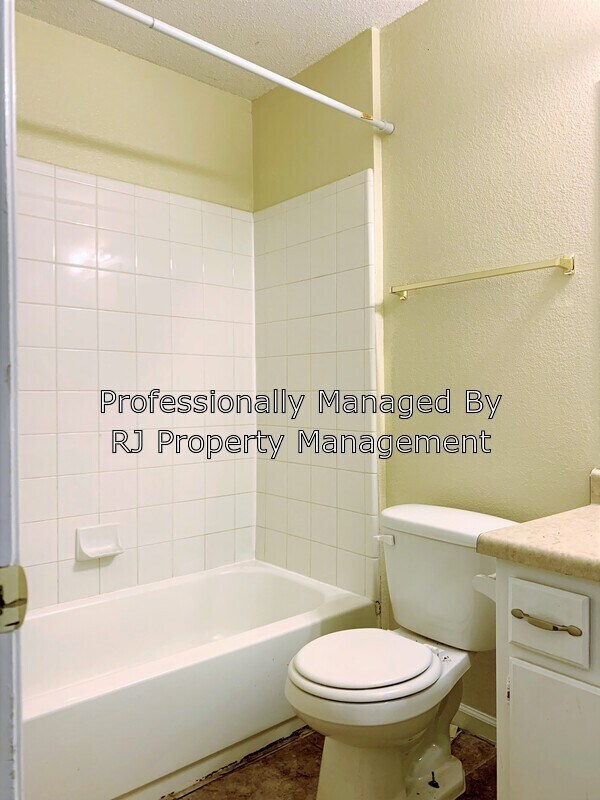 Building Photo - 4847 Royal Run Dr