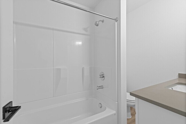 Building Photo - ? Now Available: Gorgeous 3-Bedroom, 1-Bath Unit – Fully Remodeled!