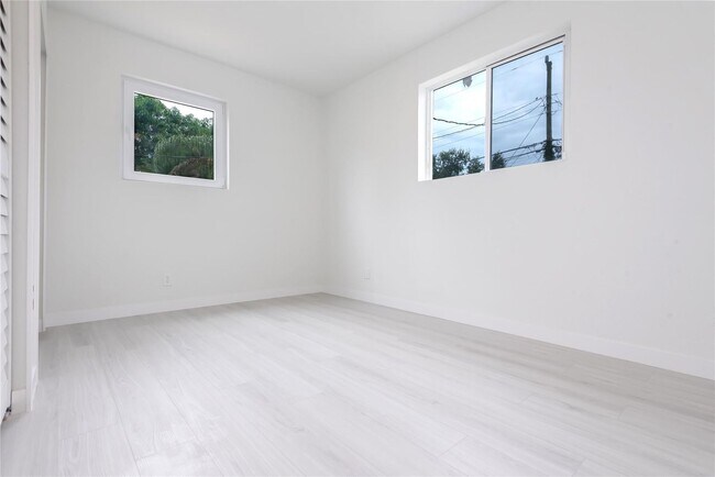 Building Photo - 713 SW 4th Ct