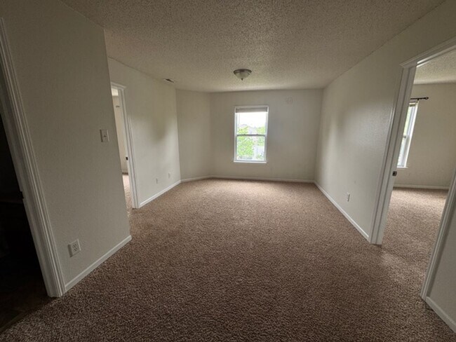 Building Photo - 1723 Elijah Blue Dr