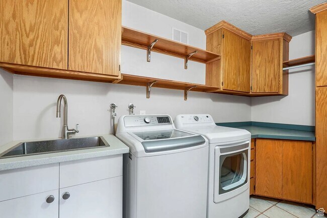 Building Photo - Scenic Mountain View Rental Minutes from Shopping & Trails!