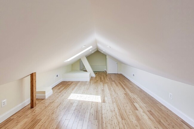 Building Photo - Cute 2 bed + Loft + 2 Bath SF w/ Fenced Yard