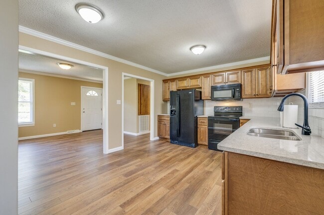 Building Photo - 4br/ 2 ba private home in Bristol TN