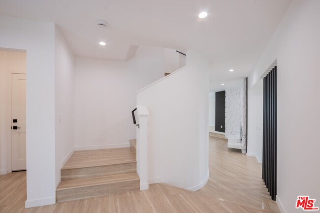 Building Photo - 1346 N Stanley Ave