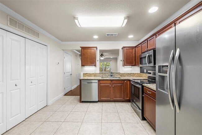 Building Photo - 4605 SW 48th Dr