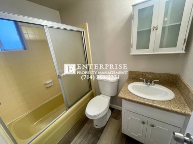 Building Photo - Spacious 4 bed, 3 bath Home featuring TWO ...