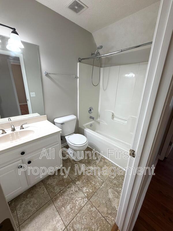 Building Photo - 2215 Lake Royale Dr