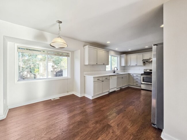 Building Photo - Updated 3-Bedroom Home with Deck Near Renton Landing