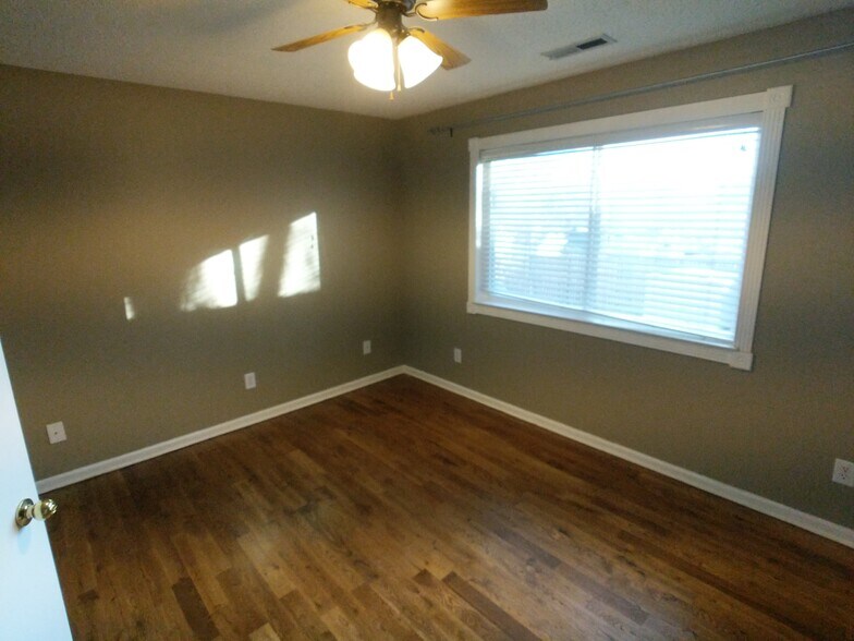 Master bedroom - 101 Vistawood Ct