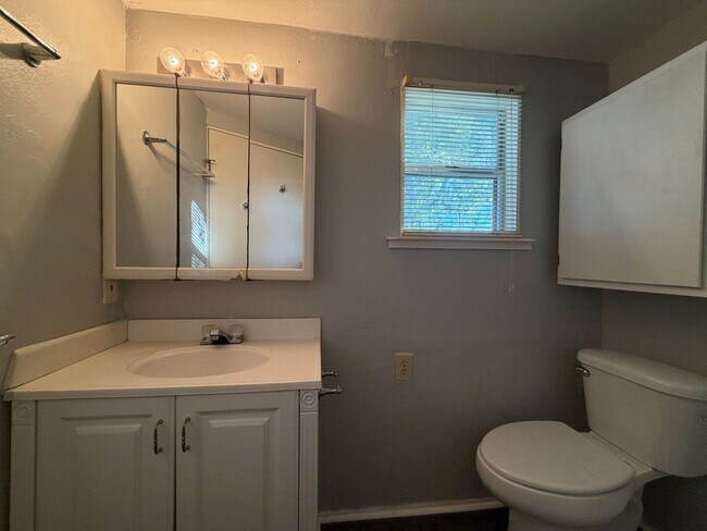 Building Photo - THREE BEDROOM TWO BATH TWO CAR GARAGE