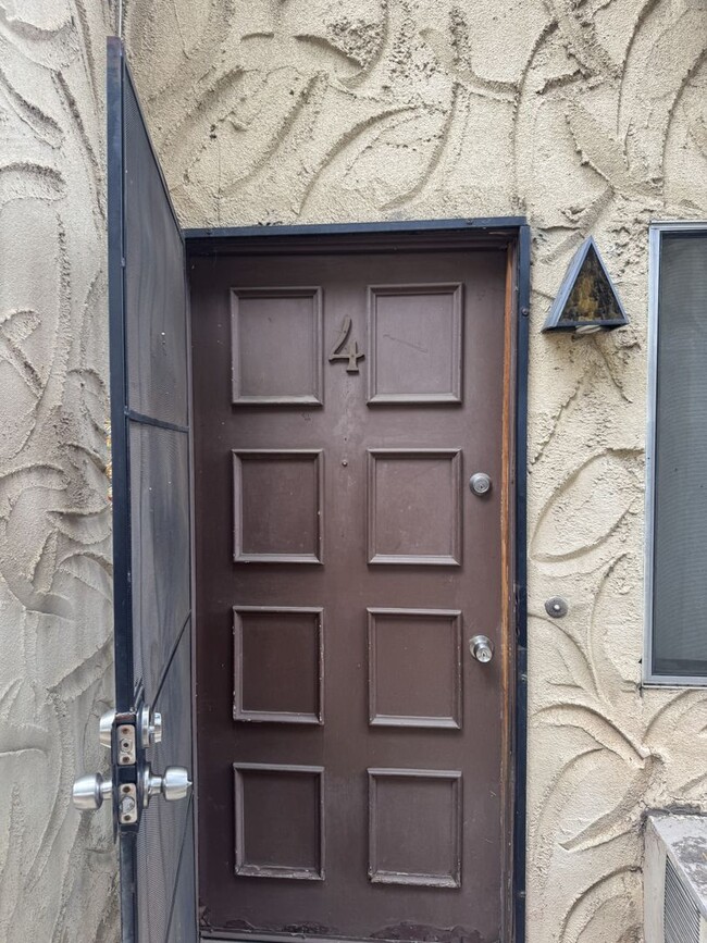 Building Photo - 2-bedroom, 1.5-bath townhouse in El Cajon