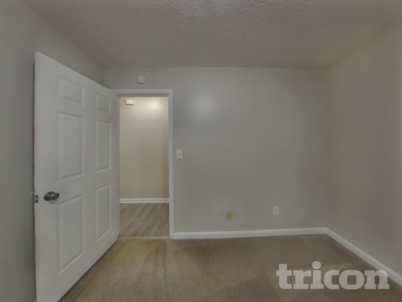 Building Photo - 4074 Five Oaks Ct