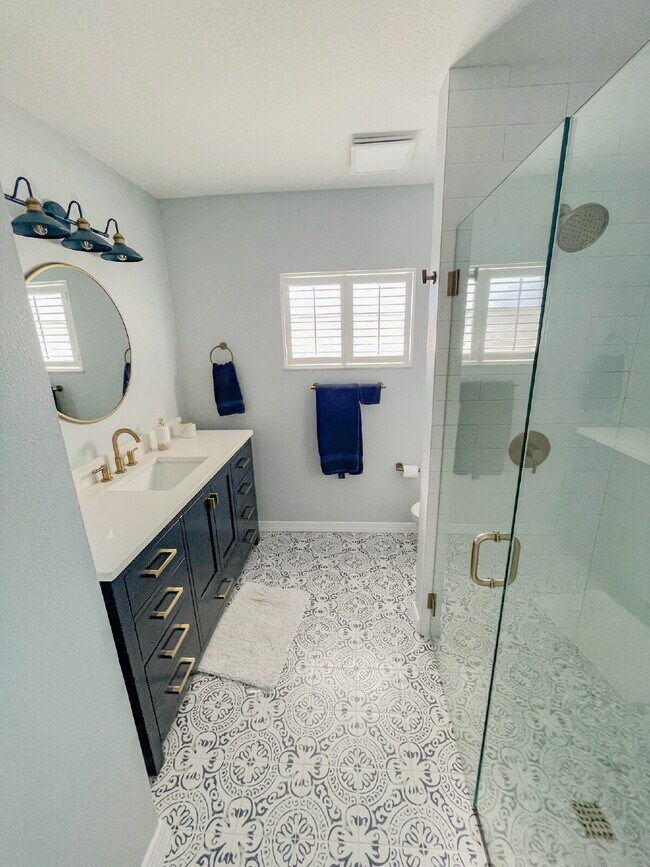 Building Photo - Close to beaches and downtown!