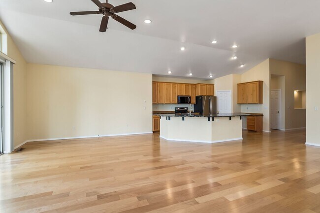 Building Photo - Beautiful Eagle Crest Home with Stunning Views and High-End Features!