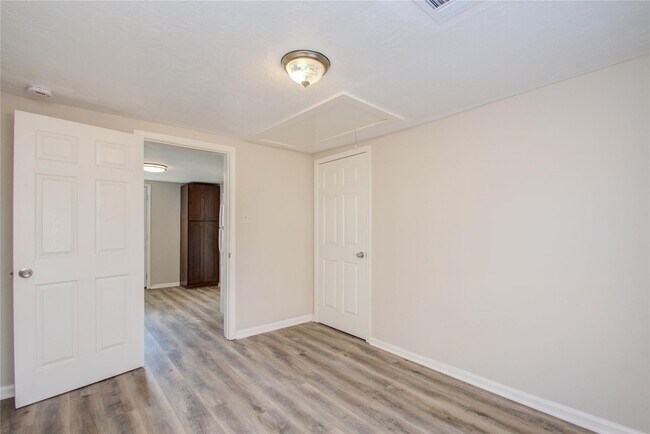 Building Photo - 1051 W Little York Rd