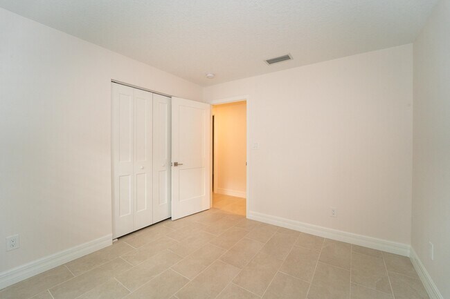 Building Photo - 22 1/2 Fancher Ct