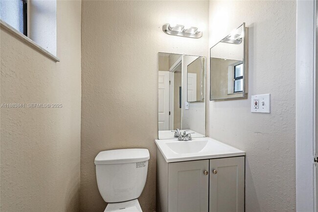 Building Photo - 3208 San Remo Cir