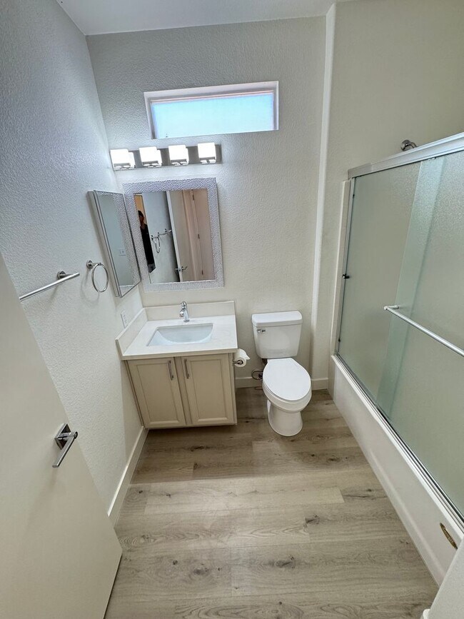 Building Photo - Remodeled 2BD/2BA with Golf & Mountain Vie...