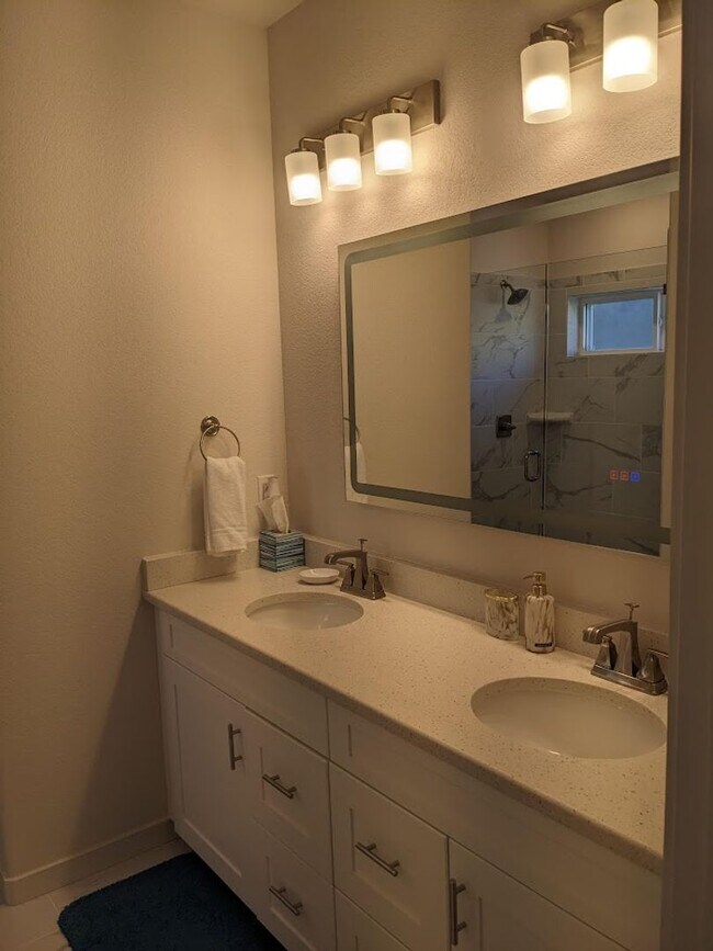 Building Photo - FULLY FURNISHED 3 Bed Luxury End Unit Townhome backs to Nature