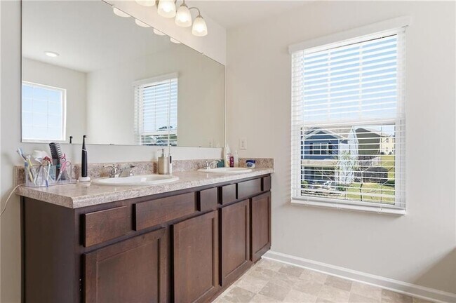 Building Photo - 296 Maple Brook Dr