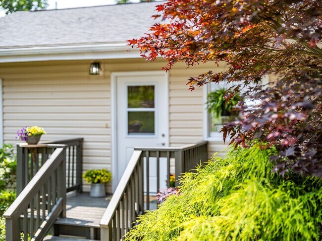Building Photo - Asheville Rental!