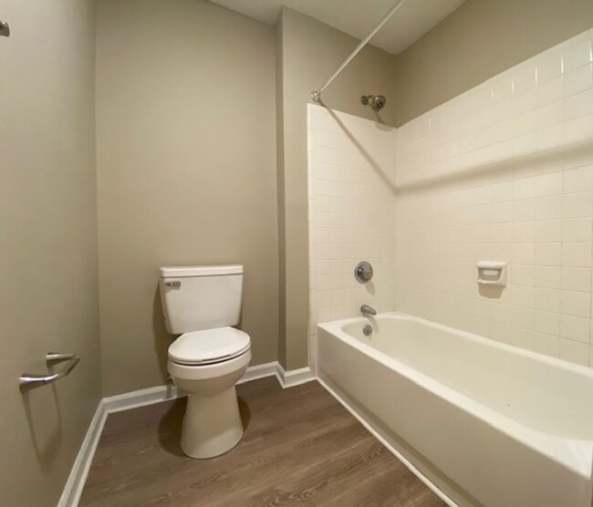 Building Photo - Quiet Neighborhood  3 bedroom, 2 bath, 1 c...