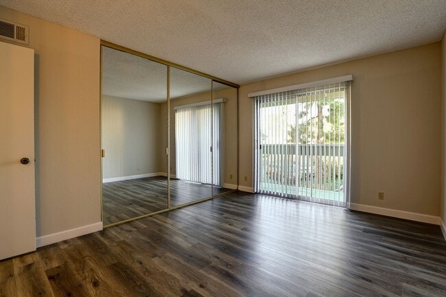 Building Photo - End Unit 2 Bed, 2 Bath Townhouse with Atta...