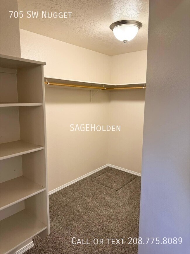 Building Photo - 705 SW Nugget-