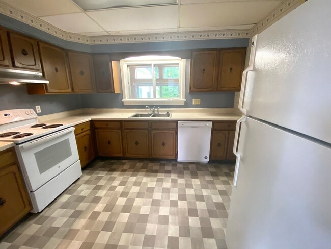 Building Photo - 5 bed 1.5 Bath Single Family Home! Near NDSU!