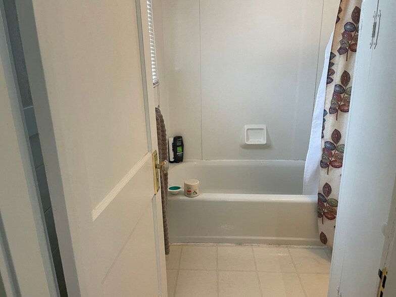 Building Photo - 122 W Central St