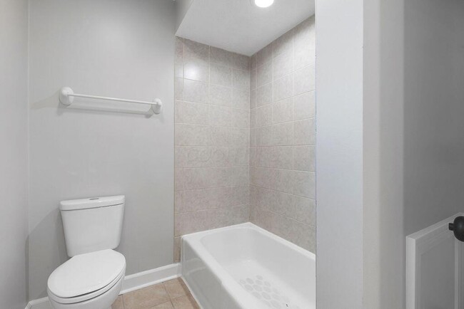 Building Photo - 554 Pointview Dr
