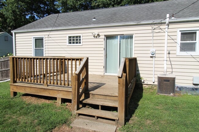 Building Photo - 2 Bedroom 1 Bath House In Overland Park