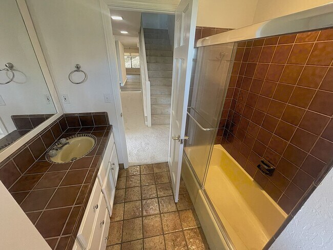 Building Photo - $5495 - Large Gorgeous 3/2 Tri-Level Home ...