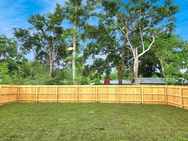 Building Photo - This attractive 3/2 Newer Home is situated...