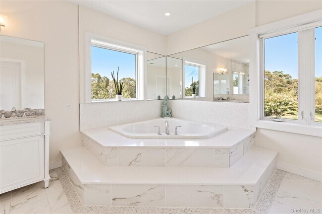 Building Photo - 89 Old Canoe Place Rd