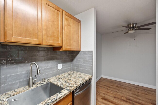 Building Photo - 2955 Lakeside Dr