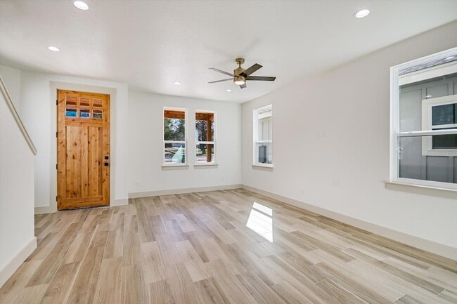 Building Photo - 424 Shady Bluff Dr