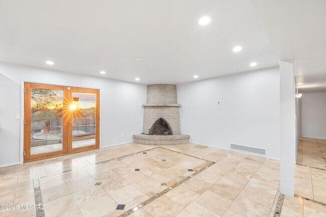 Building Photo - 3721 N Sierra Madre Dr