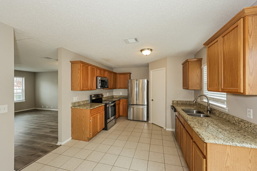 Building Photo - 6736 Meadowcrest Dr