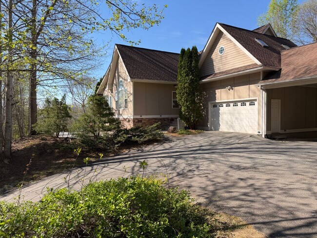 Building Photo - East AVL - Mountain Views and Space Galore!