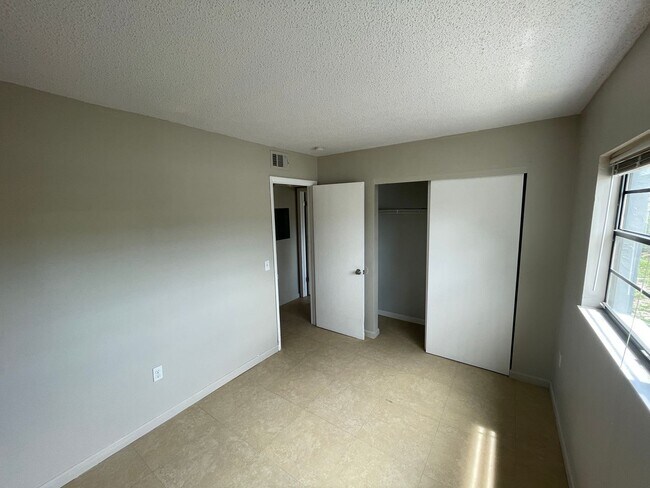 Building Photo - 2/1 in New Port Richey