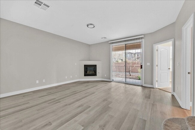 Building Photo - Great 4 bedroom home with a spacious kitchen in a great location!