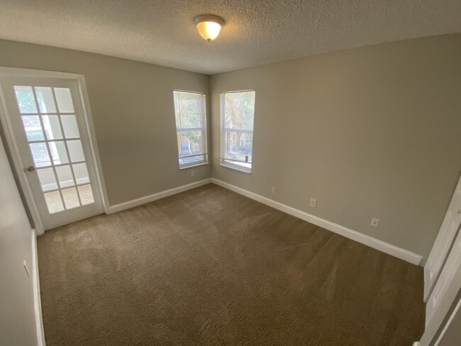 Building Photo - 2 bedroom 2 bathroom