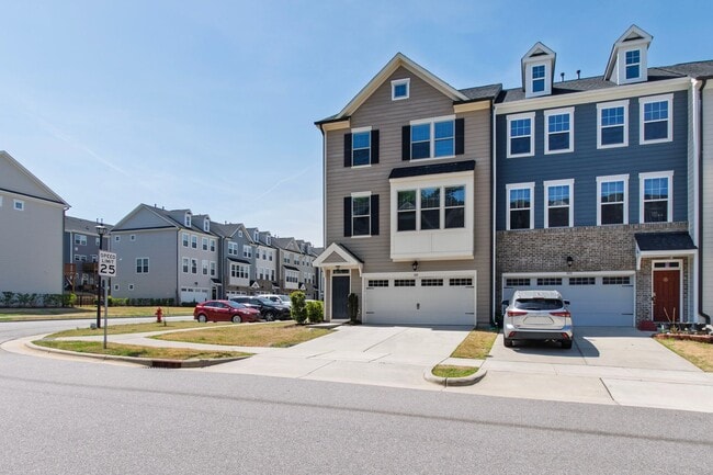 Building Photo - ***Pending*** Beautiful 4BR End-Unit Townhome in Prime Apex Location!