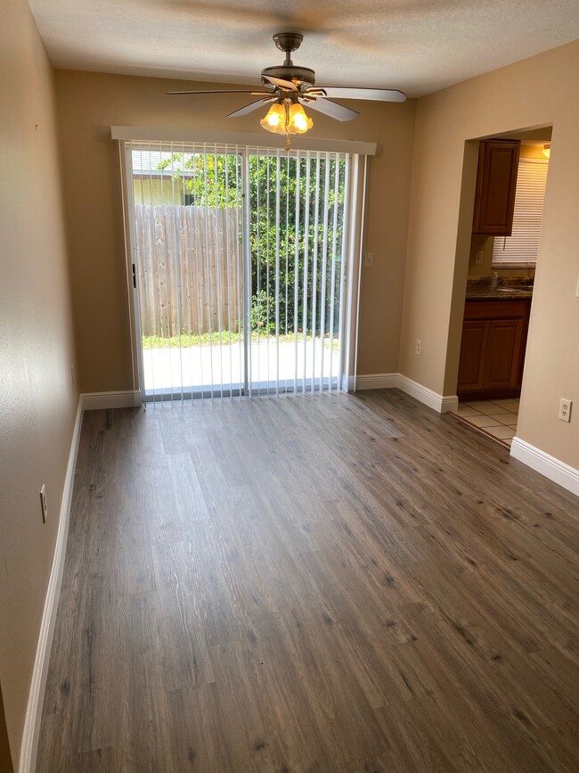 Dining area - 305 Lantana Ave