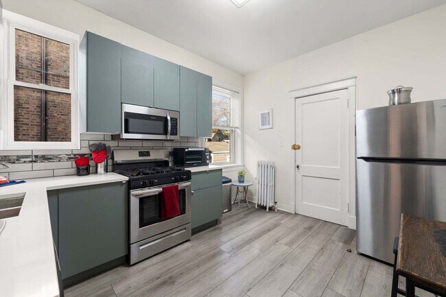 Building Photo - 6229 N Wayne Ave